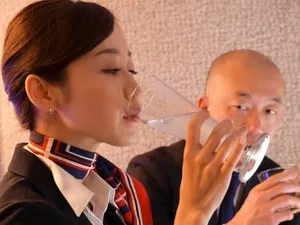 Nữ phóng viên dự báo thời tiết bị mắc kẹt ngủ chung phòng với gã giám đốc tồi tệ