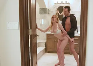 Nữ kỹ thuật viên massage chân liếm đít và bú cu