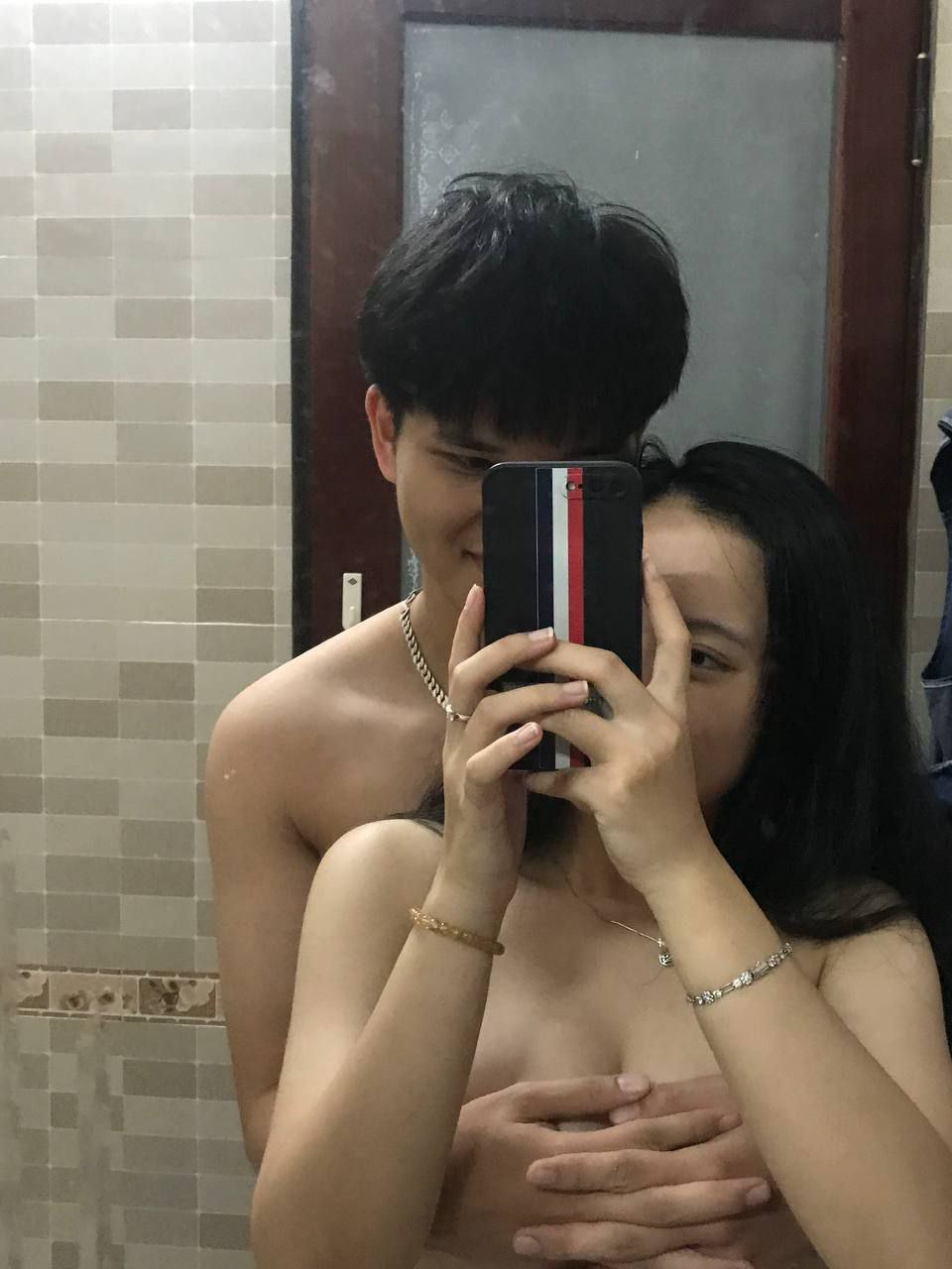Muốn có con nhưng chồng yêu lại vô sinh, bạn gái của con trai tìm đến bố gã chồng cực khỏe